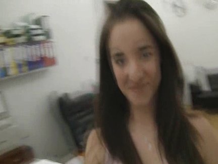 Dori Teen bekommt ihr Pussy gebohrt